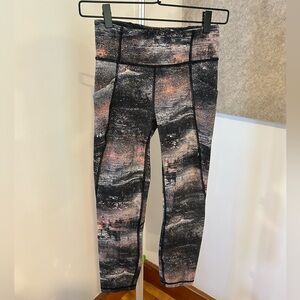 Lululemon Time To Sweat Crop 23"   Size 4    Azurite Poppy Coral Multi‎ Color